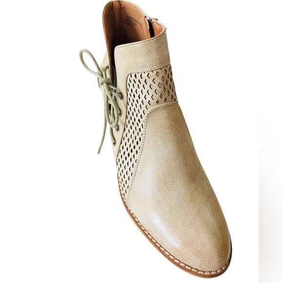 Beast Fashion Women's Beige/ light tan lace up Ankle Boots size 8. - Picture 4 of 7